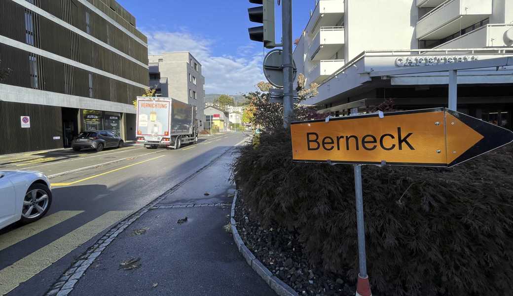 Wer nach Berneck fahren möchte, diese Tafel ignoriert und bei der nächsten Strasse links abbiegt, kommt ungehindert an sein Ziel. 