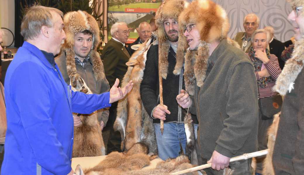 Die Mitglieder der Appenzeller Fuchsjagdgruppe feilschen mit Pelzhändler und -gerber Peter Hofstetter um den Preis für ihre Rohfelle. 