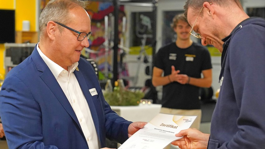 Ein Höhepunkt: Sportschulleiter Yves Zellweger nimmt für die Sportschule Appenzellerland das Zertifikat von Swiss Olympic entgegen (links deren Präsident Jürg Stahl).