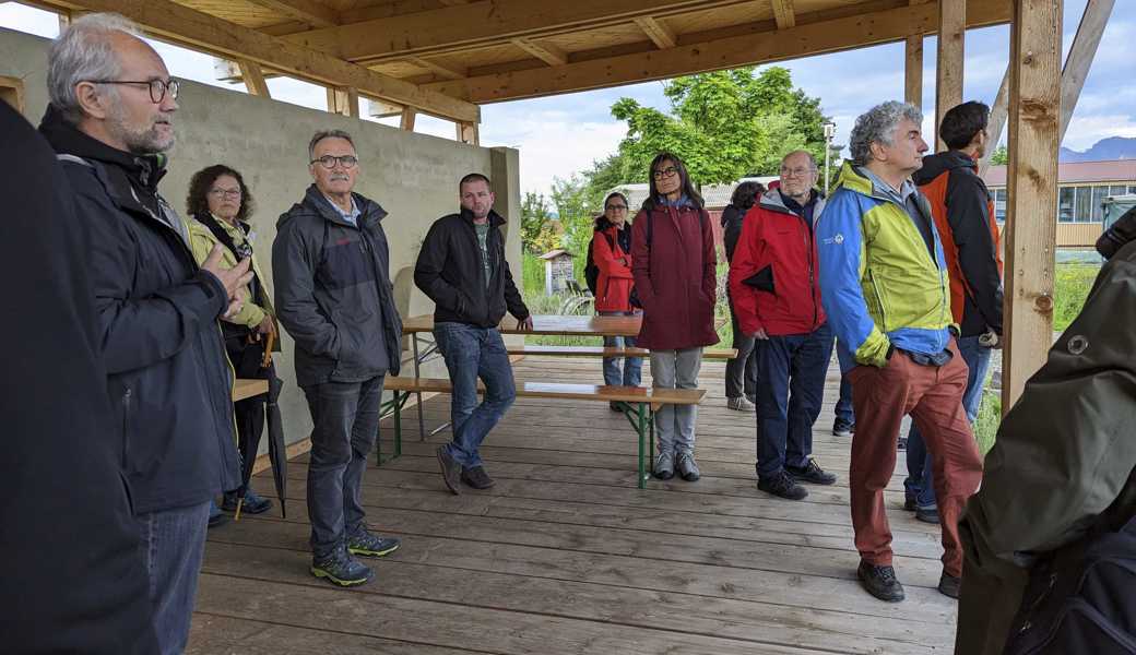 Werner Strub (links) erläutert die ausgeführten Massnahmen zugunsten der natürlichen Vielfalt im «NaNu»-Garten. 
