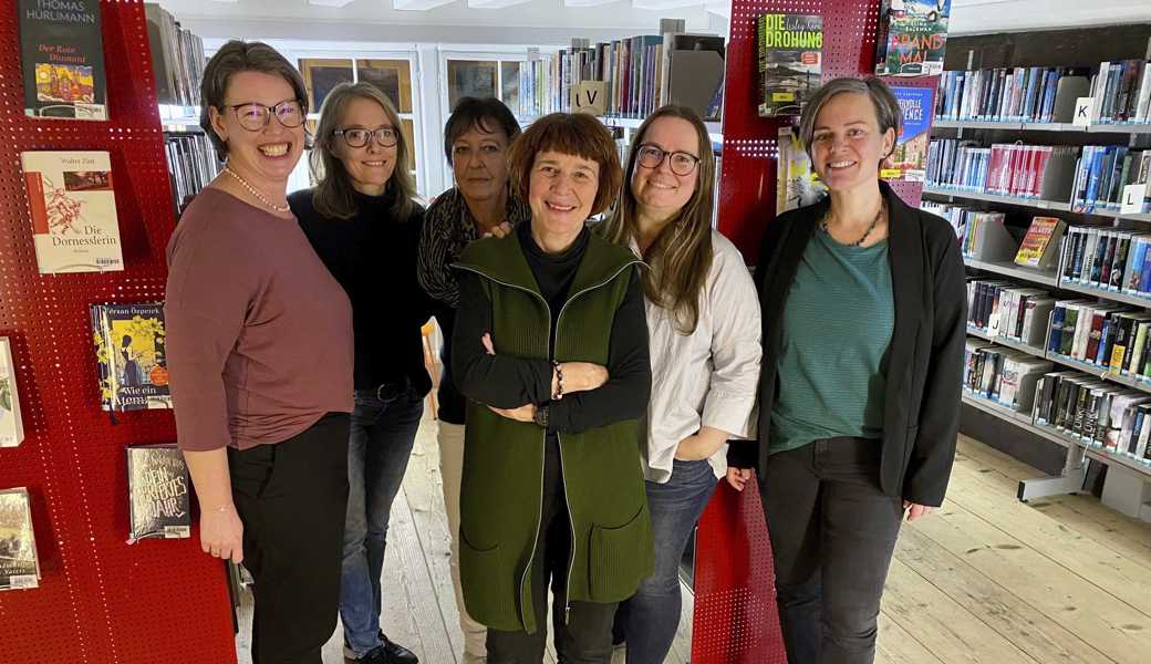 Das Kernteam der Bibliothek (v.l.): Gina Oesch (Kassierin und stv. Leiterin), Bettina Brunner, Karin Python, Heidi Keller, Stefanie Steiner (Aktuarin), Michèle Zutter (Präsidentin und Leiterin). 