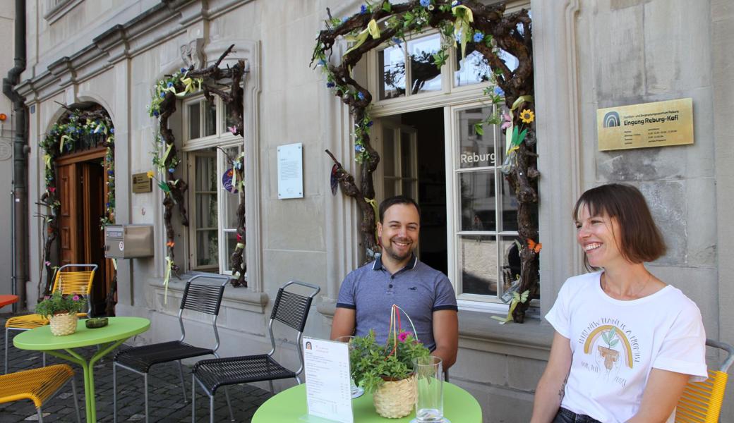 Roman Zimmermann, Leiter Soziales der Stadt Altstätten, und Claudia Baumgartner, stellvertretende Leiterin des Familienzentrums, vor dem Reburg-Café.