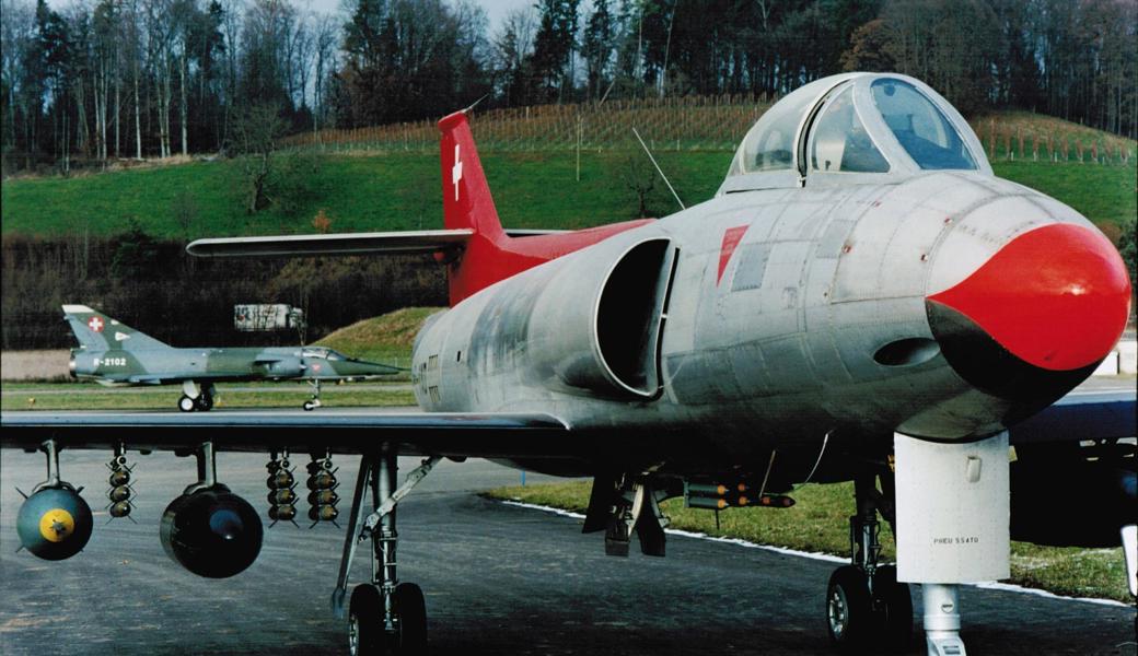 Eine Mirage IIIRS rollt in Dübendorf hinter dem fünften P-16 X-HB-VAD vorbei. Für den in Altenrhein entwickelten P-16 waren die Testpiloten voll des Lobes, dennoch wurden die zunächst vom Bund bestellten P-16-Maschinen letztlich doch nicht gekauft.