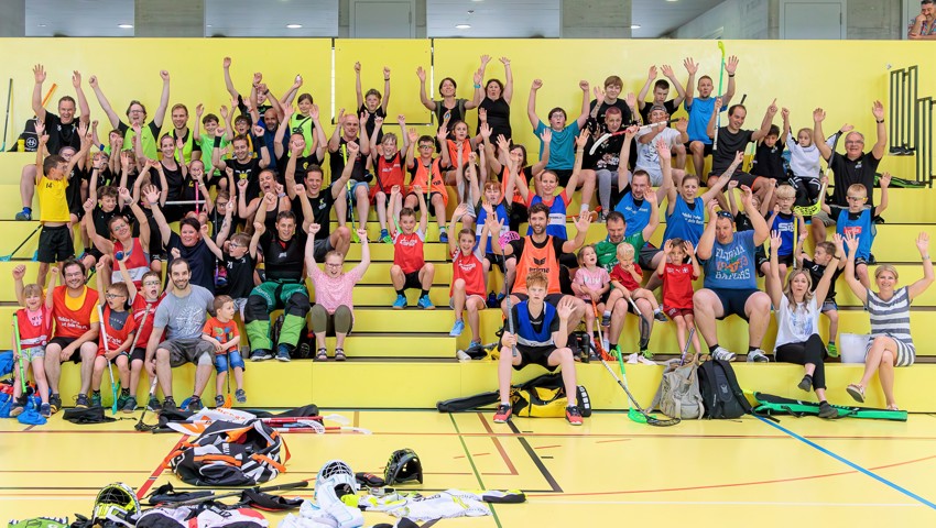 Die Unihockeyfamilie der Rheintal Gators trifft sich gern auch neben dem Spielbetrieb. Das nächste Mal auf der Dorfplatzeinweihung vom 30. Juni und 1. Juli in Diepoldsau.