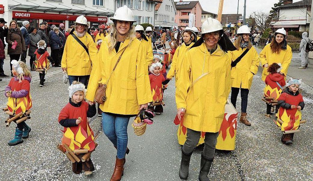 «Nöd zöösla!» Die Mutter-Kind-Turngruppe des KTV Oberriet thematisierte das Feuerverbot vom letzten Sommer.