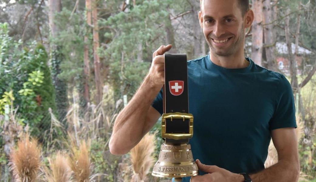 Für den Sieg am «Swissman» erhielt Mathias Nüesch eine Glocke: «Ein schöner Preis, der etwas darstellt.» 