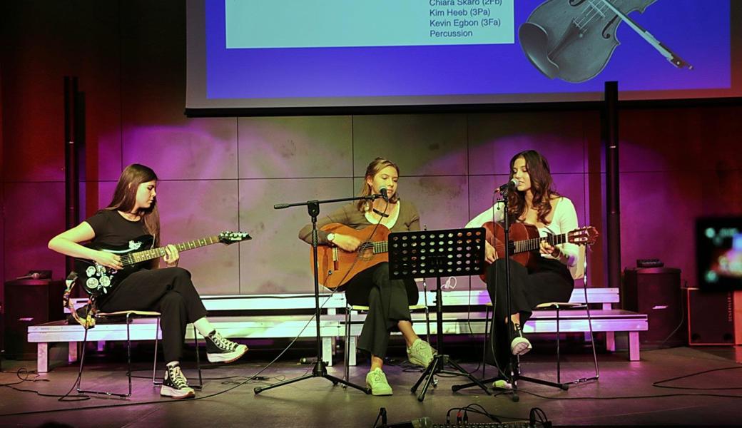 Gitarren-Ensemble: Miah Dolder (2Fa), Chiara Skaro (2Fb) und Kim Heeb (3PA)