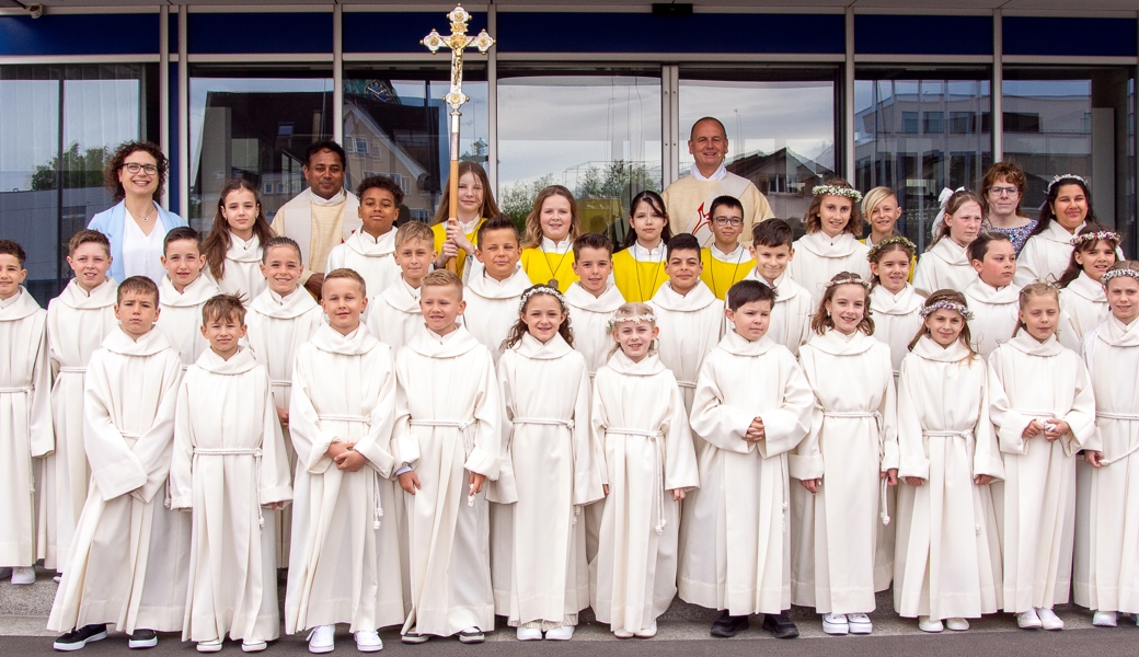 Die 28 Diepoldsauer Erstkommunionkinder zusammen mit ihren Relgionslehrerinnen, den Seelsorgern und Ministranten.