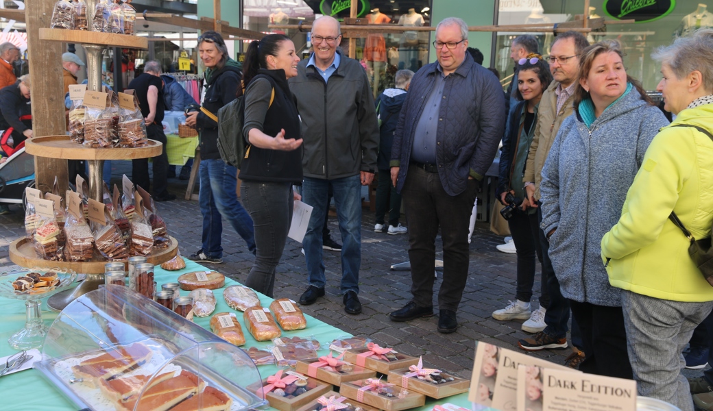 Die Buuremaart-Saison ist eröffnet: Polit-Gäste liessen sich gluschtige Produkte aus der Region zeigen