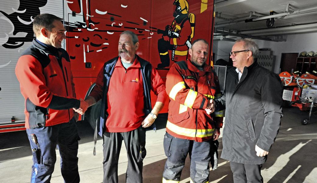 Der Dank ist verdient. Von links: Feuerwehrkommandant Hugo Langenegger, Pius Graber, Rolf Lüchinger und Feuerschutzkommissionspräsident Roman Ammann.