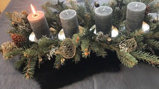 Iris Regensburger aus Widnau hat das Bild ihres Adventsgesteckes geschickt, nachdem sie die erste Kerze angezündet hatte.