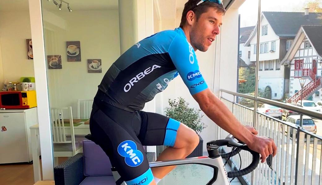 Thomas Litscher pedalt auf dem Balkon seiner Wohnung in Rheineck. Trotz einer Kulisse, die einer Tour-de-France-Etappe würdig ist, trainiert er lieber in der Natur.