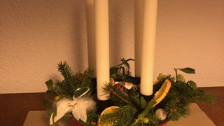 Seit einigen Jahren gestaltet Domenica Herzog ihren Adventskranz in einer alten Gugelhopfform ihr Mutter. Deiner ist wunderschön! Die Kerzen gefallen mir sehr gut.