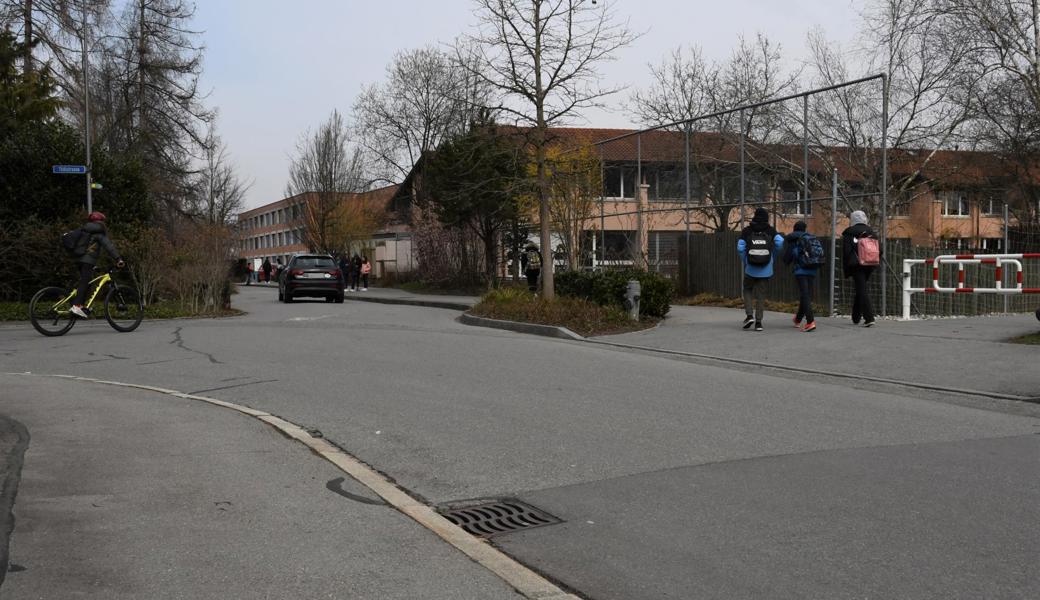 Der Kantiweg liegt an einem der neuralgischen Punkte im Blattackerquartier: Schüler und Mitarbeiter der Kantonsschule, der Oberstufe Mittelrheintal, der Heilpädagogische Schule sowie der Primarschule Au-Heerbrugg treffen hier aufeinander.
