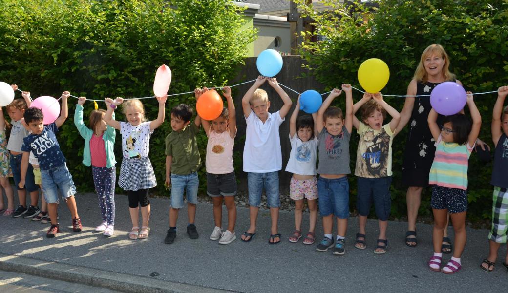 Vor dem Kindergarten Wees erwarten die Jüngsten den scheidenden Präsidenten mit einem Luftballonspalier.