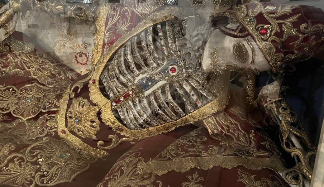Das Skelett des Katakombenheiligen Theodor (hier hinter Glas) ist normalerweise den Blicken des Publikums entzogen.