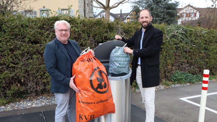 KVR-Präsident Alex Arnold (rechts) und KVR-Geschäftsführer Boris Schedler bei einem der 341 Unterflursysteme im Einzugsgebiet des Zweckverbands Kehrichtverwertung Rheintal.