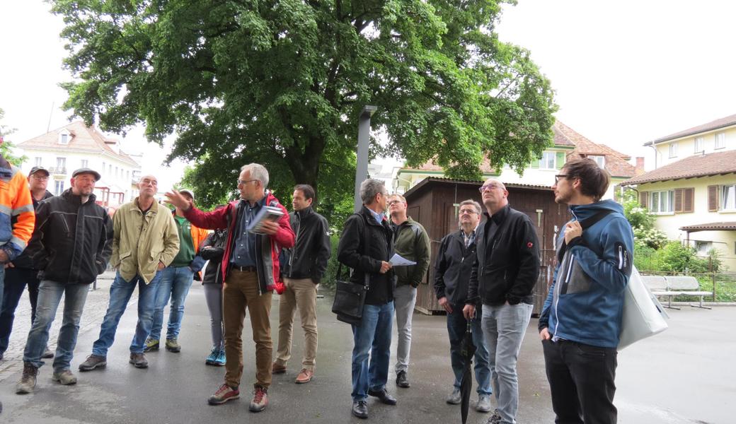 Thomas Oesch (Mitte, rote Jacke), Dozent für Landschaftsgestaltung an der Hochschule Rapperswil, erklärt im Pärkli die Bedeutung der grossen Bäume für das Klima.