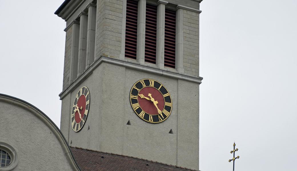 Seit dem 27. April steht die Auer Kirchturmuhr.