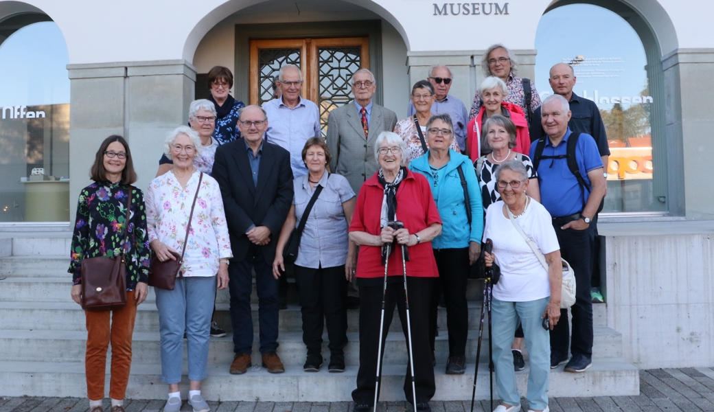  Die Teilnehmer des Kirchgemeinde-Ausflugs versammeln sich für ein Foto vor dem Henry Dunant Museum.