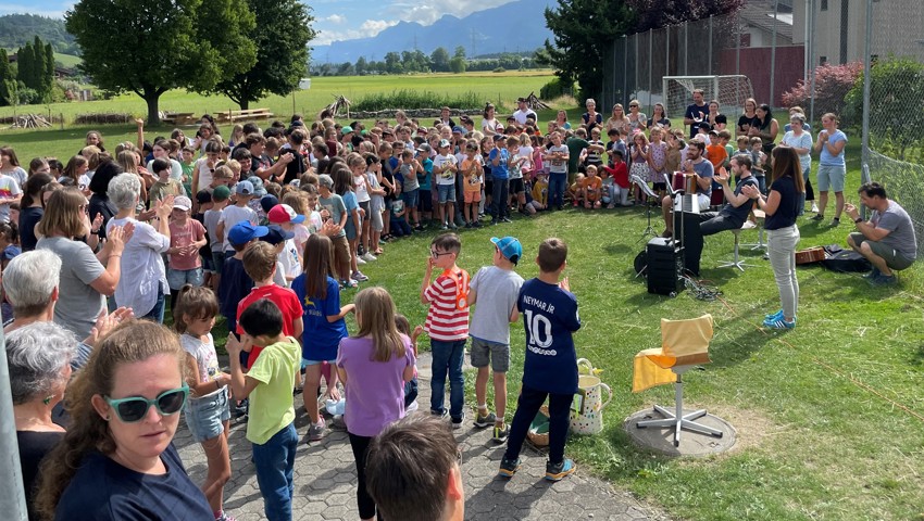 Fröhliche Lieder am letzten Schultag: Die Schulkinder von Rüthi bereiteten der scheidenden Schulleiterin einen herzlichen Abschied.