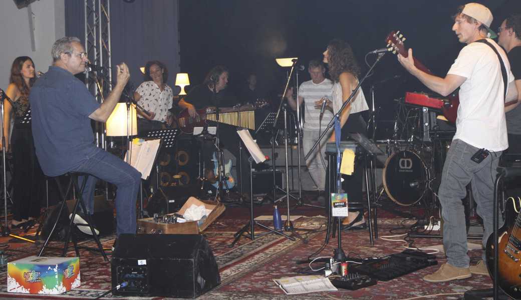 Die erste Living Room Session im «Metropol»-Saal war ein voller Erfolg. 110 Konzertbesucher und  14 Musikerinnen und Musiker waren dabei. 