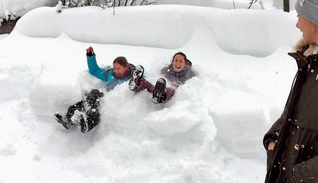 In Davos liegt der Schnee sogar mitten im Dorf meterhoch. Die Widnauer Kinder haben sichtlich den Plausch, darin herumzutoben. Im Skigebiet ist hingegen Disziplin gefragt. Es wird nur auf freigegebenen Pisten und strikt in der Gruppe gefahren.
