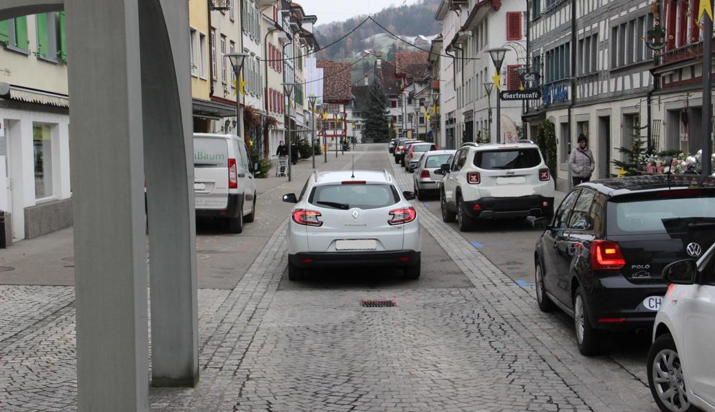In Rheineck wird mehr kontrolliert, ob die Parkzeit der abgestellten Autos noch nicht überschritten ist.