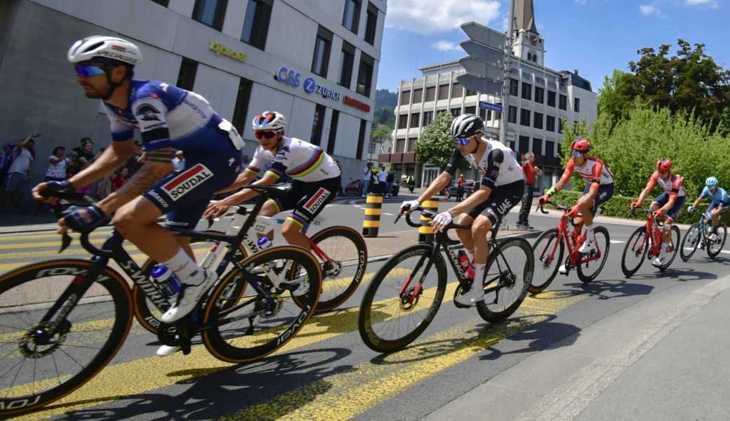 Der Regenbogen leuchtete auch in Altstätten für Gino: Weltmeister Remco Evenepoel (2. v. l.) gewann die erste gewertete Etappe der Tour de Suisse nach dem tödlichen Rennunfall von Gino Mäder. 