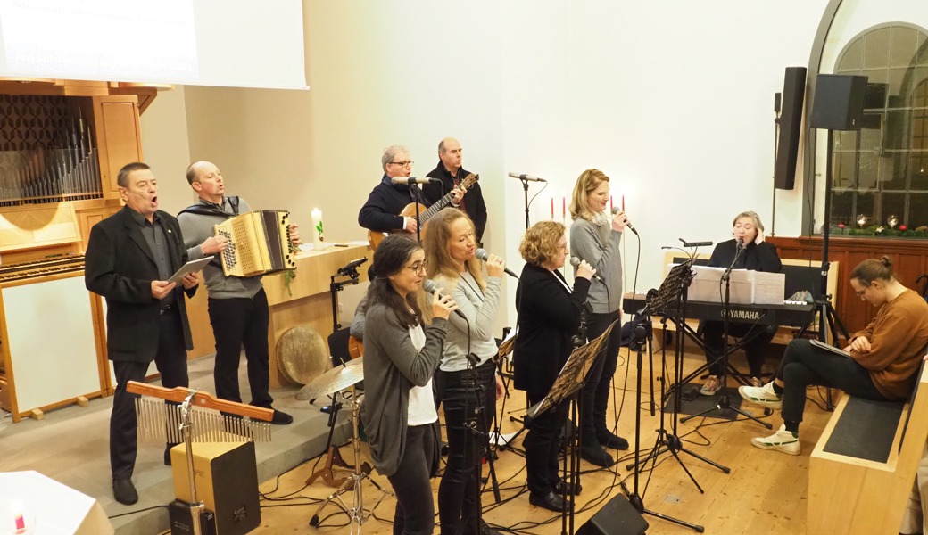Die Crossover-Band mit den Padres Cantantes unter der Leitung von Karin Fend (Piano).