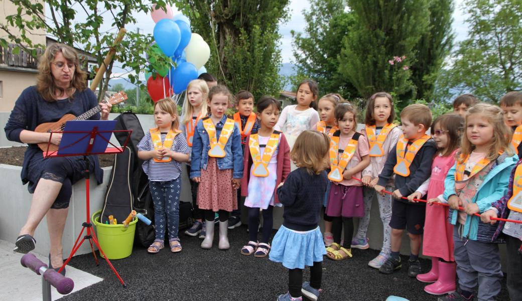 Die Kindergartenklasse von Anja-Maria Mutzner setzte sich mit der Renovierung des Kindergartens auseinander und zeigte das an der Eröffnung auch mit ihren Liedern.