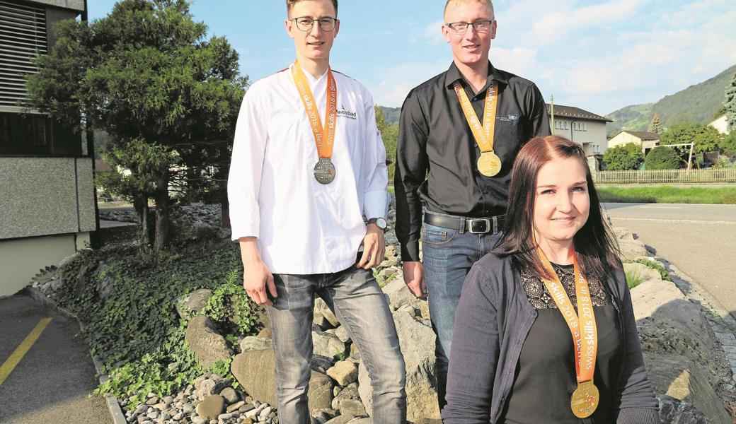 Marina Willi und Patrick Güttinger (Mitte) erweitern ihre Medaillensammlung. Ihnen ist es bereits zum zweiten Mal gelungen, an den SwissSkills Gold zu holen. Jan Schmid war das erste Mal dabei und wurde Zweiter. Ausserdem gewann Andreas Gächter eine Silbermedaille. 