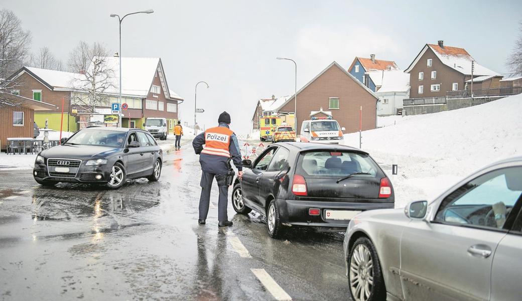 Polizisten regeln den Verkehr vor dem Tatort in Rehetobel am 3. Januar 2017.