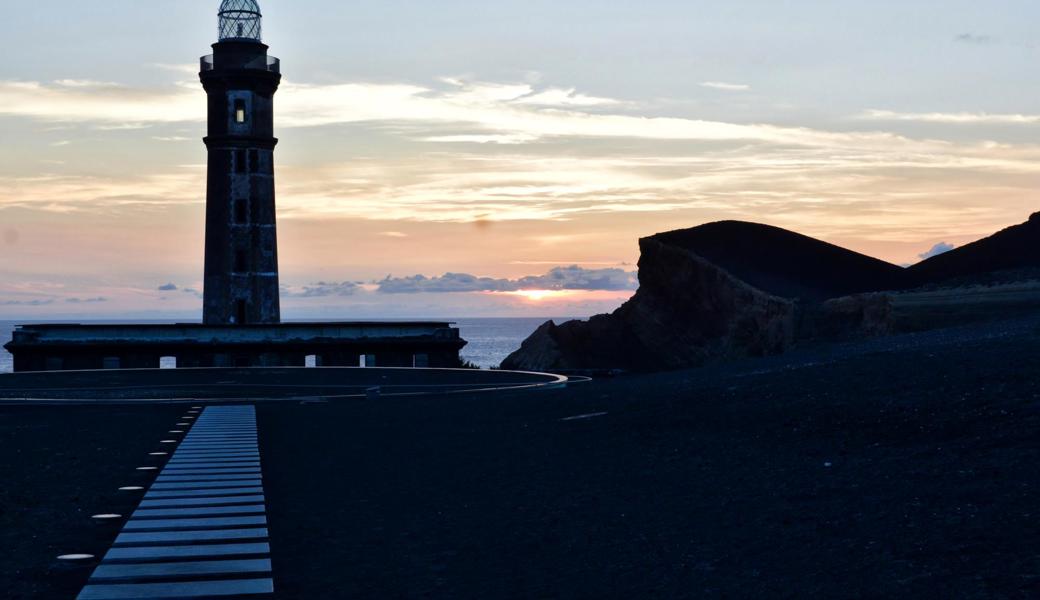 Der Farol da Ponta dos Capelinhos, ein ehemaliger Leuchtturm bei Capelo im Westen der Insel Faial. Wegen eines Vulkanausbruchs musste er im Oktober 1957 aufgegeben werden.