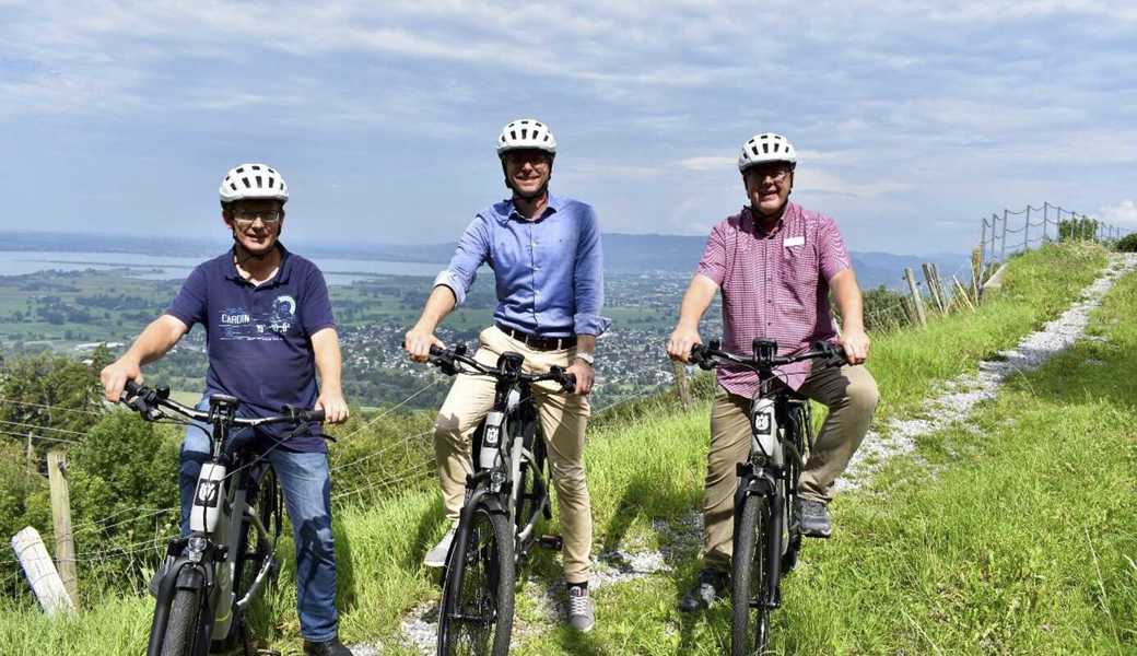 Auf den neuen E-Fahrrädern: Schulleiter Daniel Wyder, Gemeindepräsident Michael Litscher und Heimleiter Remo Jucker.