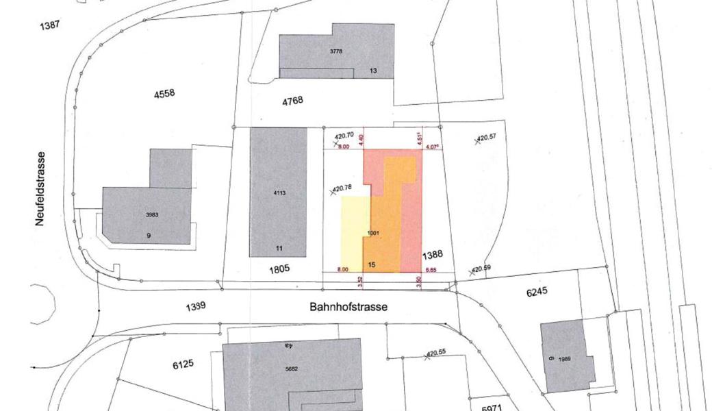 Der Situationsplan zum derzeit aufliegenden Baugesuch zeigt, wie das Mehrfamilienhaus (rot) zu liegen käme, würde das Projekt anstelle der «Sonne» (gelb) realisiert.