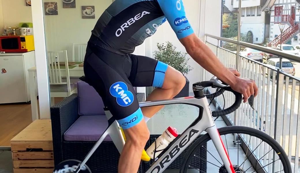 Thomas Litscher pedalt auf dem Balkon seiner Wohnung in Rheineck. Trotz einer Kulisse, die einer Tour-de-France-Etappe würdig ist, trainiert er lieber in der Natur.