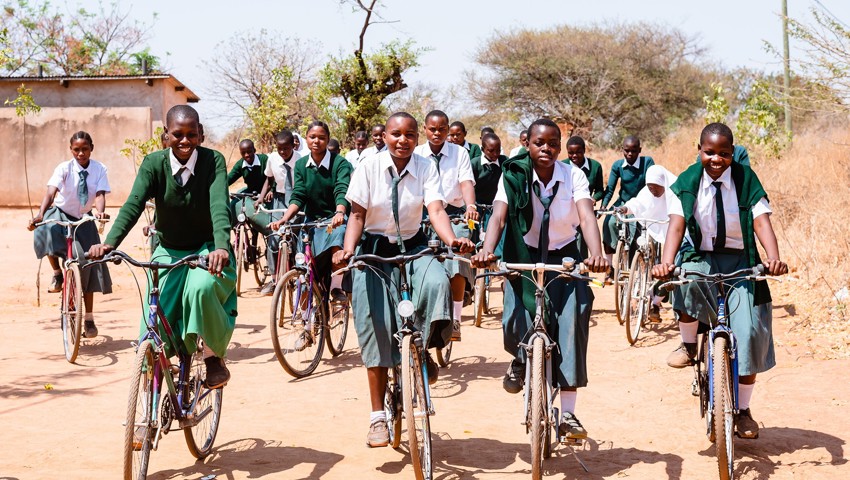 Mit dem Occasionsvelo zur Schule: Das Foto stammt aus Tansania im Jahr 2020.