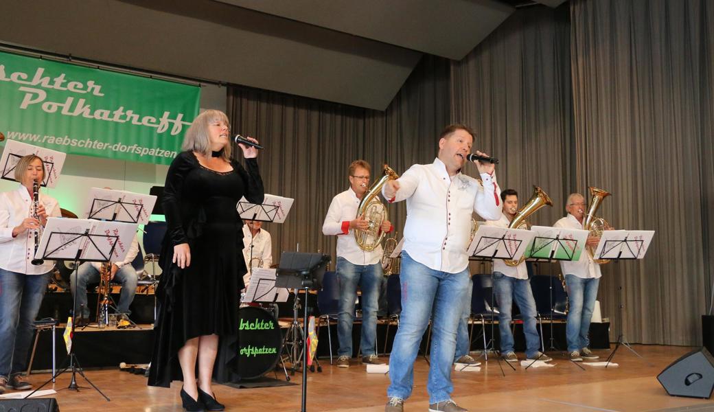 Das Sängerduo Monika Wieland und André Breitenmoser mit den Räbschter Dorfspatzen. 
