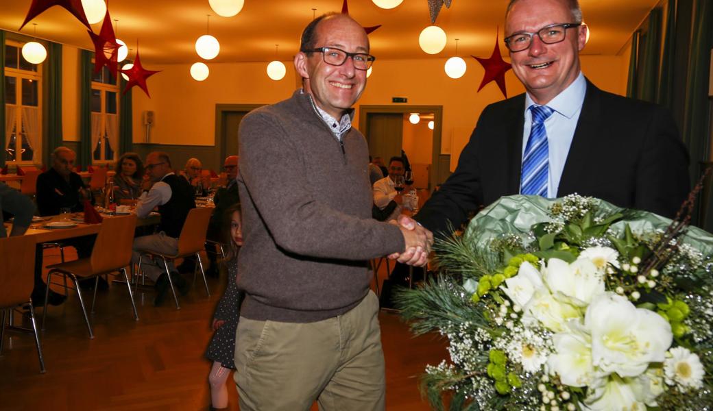 Wahlfeier im «Ochsen»: FDP-Präsident Ernst Höchner (l.) gratuliert dem neuen Gemeindepräsidenten Simon Diezi. 