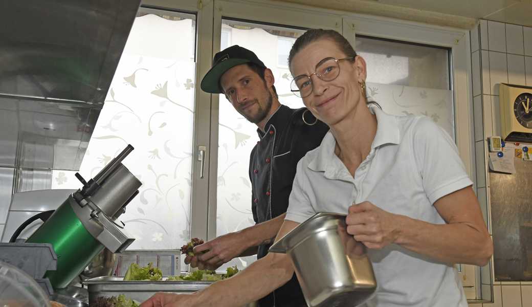 Die «Braui» schliesst Ende Januar: Kai Koch und Nadine Egger haben nicht genug Personal gefunden, das den Gästen die fertigen Speisen  serviert. 