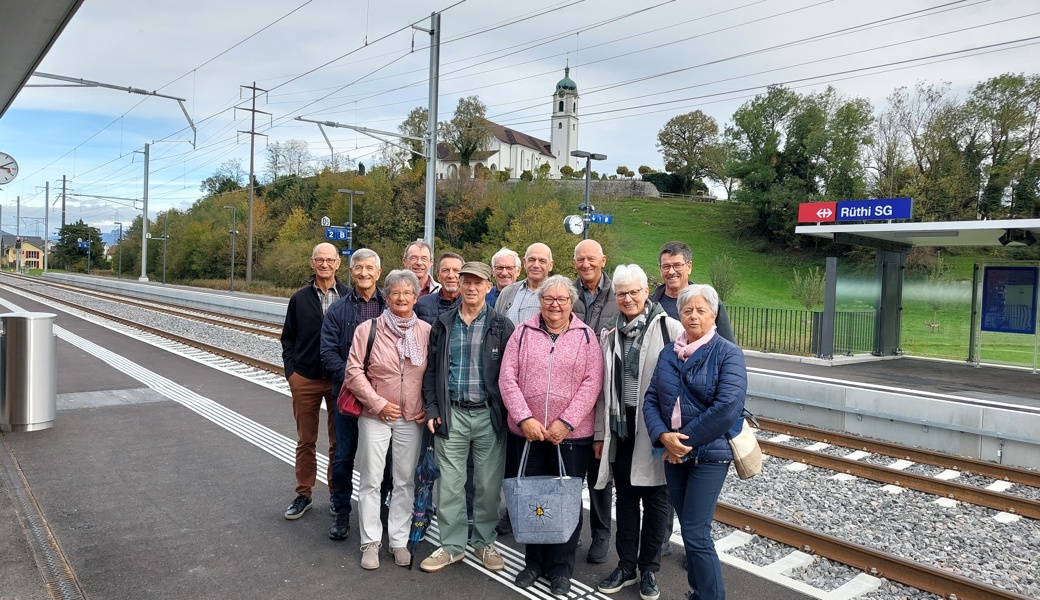 Die Jahrgänger auf dem neuen Bahnhof Rüthi