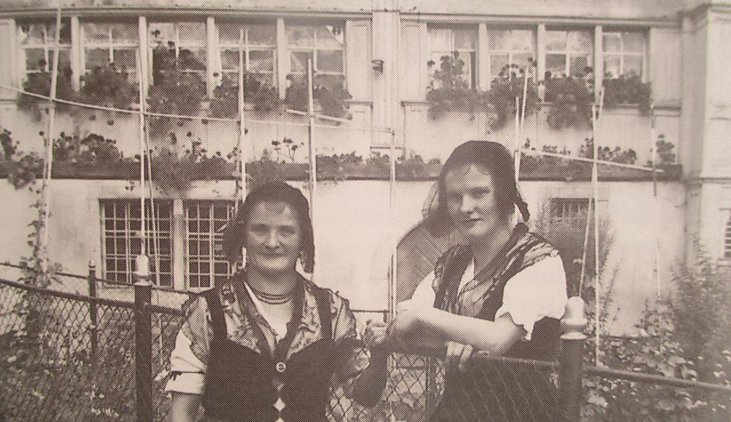 Ums Jahr 1910 präsentierten Mitglieder des Frauenvereins die neue Ausserrhoder Tracht. Im Hintergrund die einstige Wirtschaft und Bäckerei Bodenmühle.