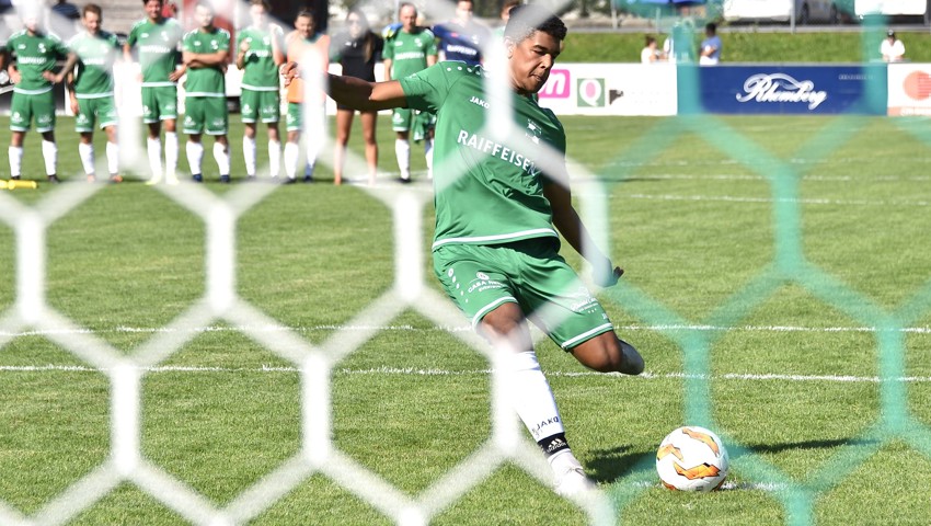 Beim FC Rebstein schaffte es Kevin Egbon 16-jährig in die erste Mannschaft. Hier versenkt er am Pokalturnier einen Penalty.