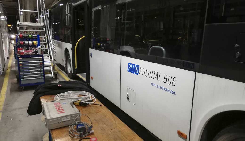 Derzeit werden die Busse aus Wien im Depot in Altstätten beschriftet und mit Bildschirmen für die Fahrgastinfo ausgestattet. 