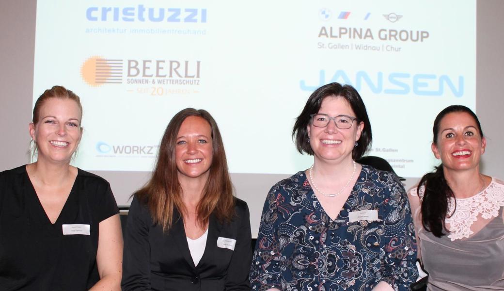 Auf dem Podium (von links): Tina Gautschi, Bettina Zinnert, Priska Jansen und Simone Mächler, die den Event initiiert hat. 