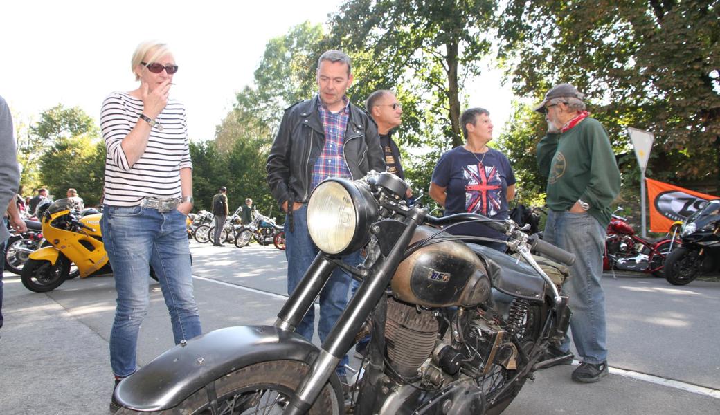 Motorräder unterschiedlichster Epochen gab vor dem "British Corner" zu bewundern.