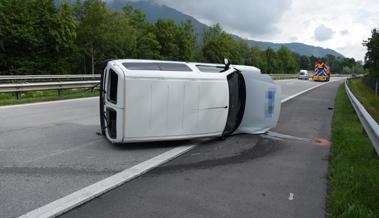Auto überschlägt sich auf A13