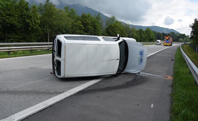 Auto überschlägt sich auf A13