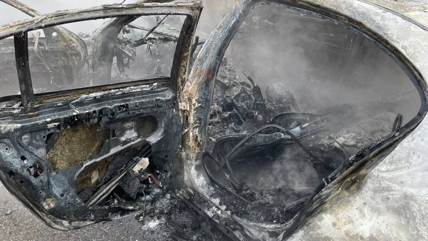 Der Wagen brannte komplett aus. Der Wagen brannte komplett aus.